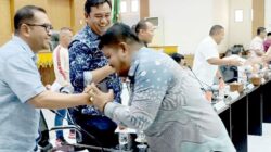 Ketua KIP Pidie, Fuadi berserta komisioner bersalaman dengan Anggota Komisi I DPRK Pidie usai menghadiri rapat di gedung DPRK Pidie, Rabu (17/5) Waspada/Muhammad Riza