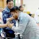 Ketua KIP Pidie, Fuadi berserta komisioner bersalaman dengan Anggota Komisi I DPRK Pidie usai menghadiri rapat di gedung DPRK Pidie, Rabu (17/5) Waspada/Muhammad Riza