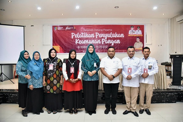 KETUA TP PKK Kabupaten Batubara Ny. Hj. Maya Indriasari Zahir pada penyuluhan keamanan pangan untuk kemajuan produk olahan bagi pelaku UMKM kuliner.Waspada/Iwan Has