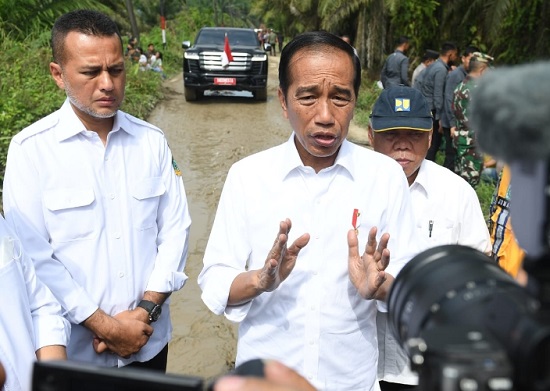 Presiden Jokowi dan Menteri PUPR saat melakukan kunjungan kerja ke Labura, Rabu (17/5). Waspada/Ist