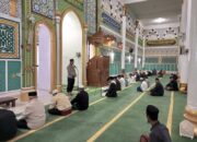 TAUSYIAH: Kapolres Aceh Tengah AKBP Dody Indra Eka Putra, SIK, MH, ketika mengisi Tausyiah Subuh di Masjid Agung Ruhama Takengon, Jumat (19/5). Waspada/Ist.