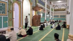 TAUSYIAH: Kapolres Aceh Tengah AKBP Dody Indra Eka Putra, SIK, MH, ketika mengisi Tausyiah Subuh di Masjid Agung Ruhama Takengon, Jumat (19/5). Waspada/Ist.