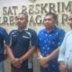 Kasat Reskrim AKP Machfud bersama pelaku Wahidin penyebar video hoax di Nagan Raya dipulangkan didampingi aparatur desa dan Kabid Pelayanan RSUD-SIM dr.Bambang Alwi Kesuma, Kamis (4/4).(Waspada/Muji Burrahman)