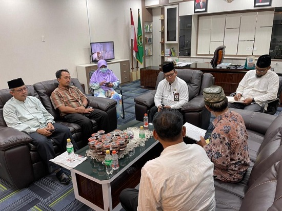 Kakanwil Kemenag Aceh Azhari (tengah) menerima kunjungan pengurus BWI Perwakilan Aceh di ruang kerjanya, Jumat (19/05/23). (Waspada/T.Mansursyah)
