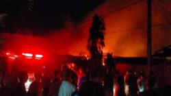 Api sedang berkobar menghanguskan sembilan unit rumah berlokasi di tepi Jalan Mayjen Sutoyo, Dusun Amalia, Kampung Kota Kualasimpang, Kecamatan Kota Kualasimpang, Aceh Tamiang, Senin (22/5) dini hari. Waspada/Muhammad Hanafiah
