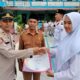Kapolsek Langsa Kota, Iptu Mulyadi, SH. MH didampingi Kepala SMAN 3 Langsa Rusli, S.Ag saat menyerahkan sertifikat penghargaan Paskibra Nasional (Pasnas) tingkat provinsi Aceh di SMA Negeri 3 Langsa, Senin (22/5). Waspada/dede