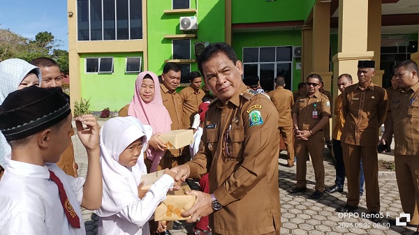 Pj. Bupati Simeulue Ahmadliyah didampingi Sekda Asluddin, Kadisdik Firmanuddin dan sejumlah pejabat Dinas Pendidikan Simeulue menyerahkan secara simbolis sepatu untuk siswa/si kurang mampu dan beberapa siswa muallaf di Simeulue, Senin (22/5). Waspada/ist