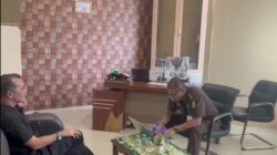 Mantan Wali Kota Lhokseumawe Suadi Yahya tampak sedang menjalani proses pemeriksaan keterangan di Kantor Kejari Lhokseumawe, Senin (22/5), terkait kasus korupsi Rumah Sakit PT Arun. Waspada/Zainuddin Abdullah