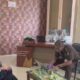 Mantan Wali Kota Lhokseumawe Suadi Yahya tampak sedang menjalani proses pemeriksaan keterangan di Kantor Kejari Lhokseumawe, Senin (22/5), terkait kasus korupsi Rumah Sakit PT Arun. Waspada/Zainuddin Abdullah