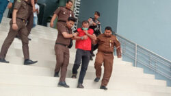 Mantan Wali Kota Lhokseumawe SY (rompi merah) saat dibawa ke Lapas Lhokseumawe setelah ditetapkan sebagai tersangka kasus korupsi RS PT Arun Lhokseumawe, Senin (22/5/2023).Waspada/Zainuddin Abdullah