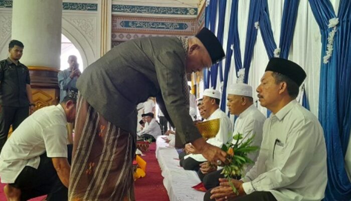 Ulama Kharismatik Aceh Peusijuek 448 Calhaj Aceh Utara
