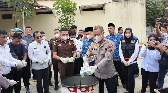 Polres musnahkan 28 Kg sabu dengan cara direbus. Waspada/ist