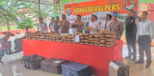 Kapolresta Deliserdang, Kombes Pol Irsan Sinuhaji, Wakapolresta Deliserdang AKBP Agus Sugiyarso, Kasat Res Narkoba Kompol Zulkarnain dan lainnya saat memperlihatkan barang bukti dan tersangka. (Waspada/Edward Limbong)