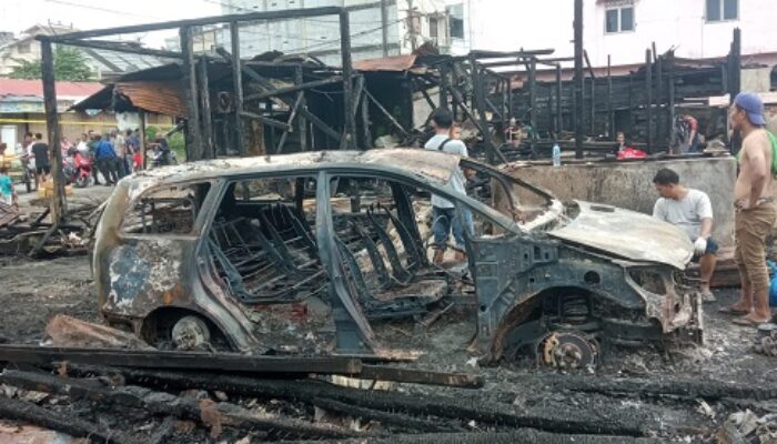 Dua Mobil Innova Terbakar Di Kualasimpang