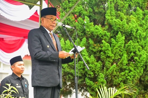 BUPATI Deliserdang H.Ashari Tambunan selaku Irup menyampaikan amanat Plt.Menkominfo pada peringatan Hari Kebangkitan Nasional ke 115 Tahun 2023 di halaman Kantor Bupati, Senin (22/5).- (Waspada/Khairul K Siregar/B)
