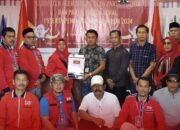 Ketua KIP Aceh Singkil Edi Sugianto saat menerima pengajuan bakal calon anggota DPRK Aceh Singkil dari Partai Aceh (PA), Minggu kemarin. WASPADA/ist