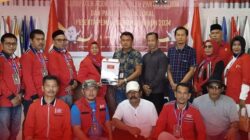 Ketua KIP Aceh Singkil Edi Sugianto saat menerima pengajuan bakal calon anggota DPRK Aceh Singkil dari Partai Aceh (PA), Minggu kemarin. WASPADA/ist