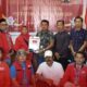 Ketua KIP Aceh Singkil Edi Sugianto saat menerima pengajuan bakal calon anggota DPRK Aceh Singkil dari Partai Aceh (PA), Minggu kemarin. WASPADA/ist