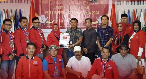 Ketua KIP Aceh Singkil Edi Sugianto saat menerima pengajuan bakal calon anggota DPRK Aceh Singkil dari Partai Aceh (PA), Minggu kemarin. WASPADA/ist