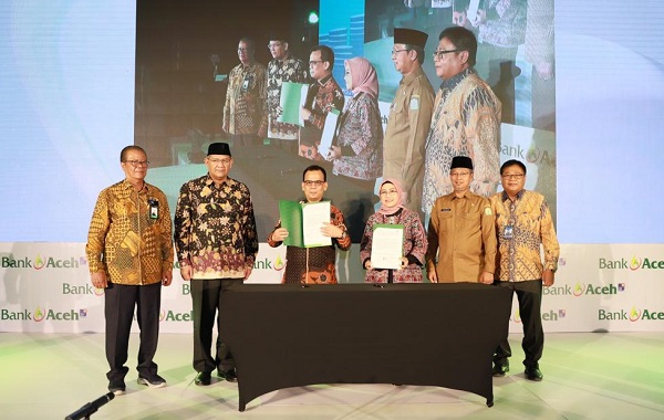 Direktur Utama Bank Aceh, Muhammad Syah, bersama Direktur LPPI, Retno Wahyuni Wijayanti melakukan penandatanganan Akad Kerja Sama Pendampingan Persiapan Operasional Bank Aceh menjadi bank devisa, Senin (22/05/2023). Waspada/Ist