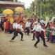 Anak anak SDN 6 Teluk Dalam menyambut Ketua PKK Kabupaten Simeulue, Erni Zahara, SH (red-Istri Pj. Bupati Simeulue Ahmadliyah. Selasa (23/5). Waspada/Ist