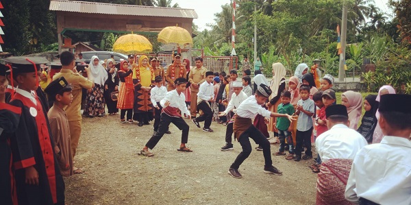 Anak anak SDN 6 Teluk Dalam menyambut Ketua PKK Kabupaten Simeulue, Erni Zahara, SH (red-Istri Pj. Bupati Simeulue Ahmadliyah. Selasa (23/5). Waspada/Ist
