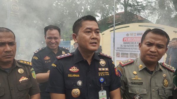 Kepala Kantor Pengawasan dan Pelayanan Bea dan Cukai Tipe Madya Pabean (KPPBC TMP) C Kuala Langsa, Sulaiman, saat memberikan keterangan di halaman kantornya, Senin (22/5). Waspada/Rapian