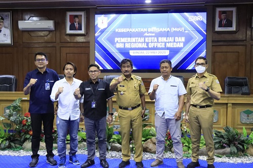 Wali Kota Binjai Drs H Amir Hamzah bersama rombongan PT BRI. Waspada/Ist