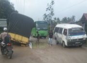 Truk Sarat Muatan Terperosok Di Jalinsum Berlubang Di Palas