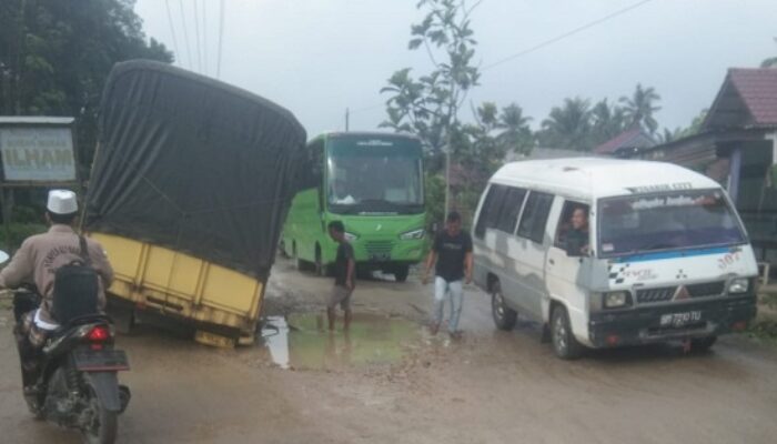 Truk Sarat Muatan Terperosok Di Jalinsum Berlubang Di Palas