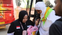 Petugas jamaah calon haji embarkasi Aceh sedang membantu calhaj kloter 01 yang baru tiba di Asrama Haji Aceh , Selasa (23/03/25). (Waspada/T.Mansursyah)
