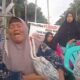 Puluhan kaum ibu Singkuang 1, Kec. Muata Batang Gadis, Kab. Madina -- sebagian nenek-nenek -- menangis menuntut hak plasma, kemarin. Waspada/Ist