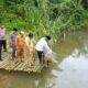 Plt. Bupati Padanglawas tabur benih ikan di lubuk larangan Sungai Batangtaris kawasan Desa Hutaibus, KKecamatan Lubukbarumun, Kabupaten Padanglawas.(Waspada/H. Idaham Butar Butar/B)