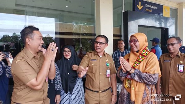 Kepala BGP Provinsi Aceh dikalungi bunga saat tiba di Bandara Lasikin, Simeulue. Selasa (23/5) Waspada/Ist.