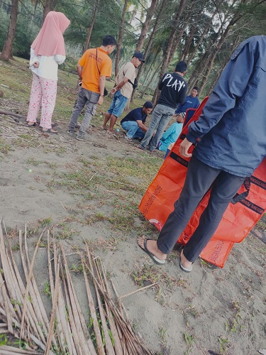 Korban terseret ombak saat ditemukan di lokasi pada pukul 7.00 WIB di Pantai Seunagan Kecamatan Kualapesisir Kabupaten Nagan Raya, Rabu (24/5). Waspada/Ist