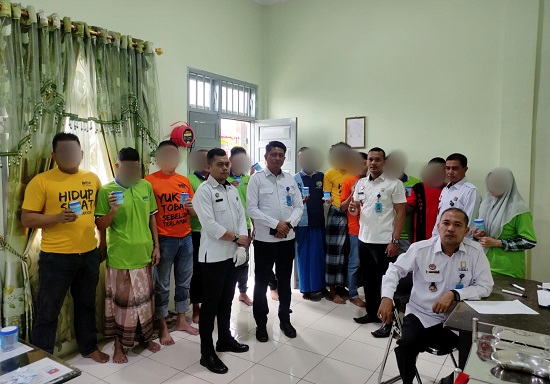 Tes urine warga binaan untuk mendeteksi dini gangguan keamanan dan ketertiban (Kantib), Rabu (24/5). Waspada/ist