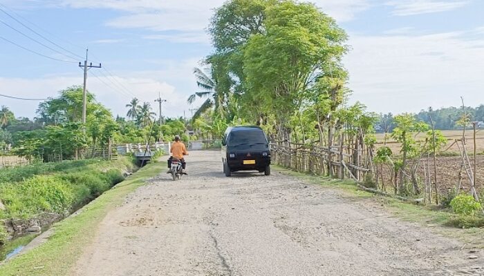 Potret Jalan Lampoih Saka-Waido, Musim Kemarau Berdebu, Hujan Berlumpur