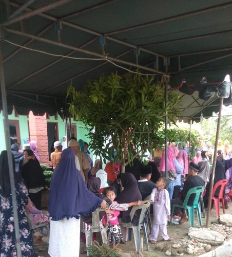 WARGA bertakziah ke rumah duka di Jalan Kurnia, Gang Antara, Desa Sei. Siur, Kec. Pangkalansusu. Waspada/Asrirrais