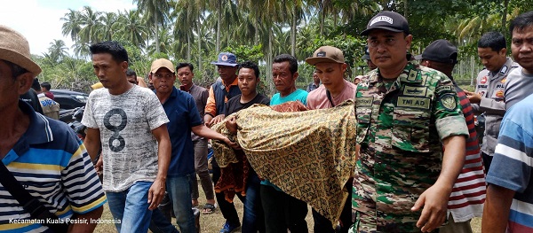 Korban Terseret ombak saat ditemukan di lokasi di Pantai Seunagan Kecamatan Kuala Pesisir Kabupaten Nagan Raya, Rabu (24/5).(Waspada/Muji Burrahman)