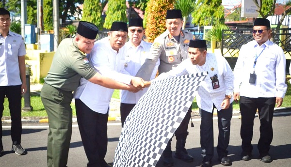 Wali Kota Padang Sidempuan Irsan Efendi Nasution (2 kiri) bersama Kakan Kemenag Padang Sidempuan Masir Rambe MA dan unsur Forkopimda melepas peserta bimbingan manasik haji di Pendopo Kantor Wali Kota, Jl.Sudirman, Padang Sidemluan, Rabu (24/5). Waspada/ist.