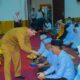 Pj Bupati Aceh Tamiang, Meurah Budiman saat melakukan prosesi tepung tawar para jamaah calon haji yang akan berangkat menunaikan ibadah haji tahun 2023 ini. Waspada/Yusri
