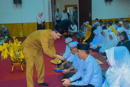 Pj Bupati Aceh Tamiang, Meurah Budiman saat melakukan prosesi tepung tawar para jamaah calon haji yang akan berangkat menunaikan ibadah haji tahun 2023 ini. Waspada/Yusri