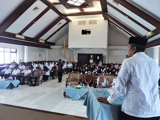 Mewakili Pj Bupati Aceh Utara, Azwardi Abdullah, Asisten I Dayan Albar memberikan sambutan pada acara pembukaan Pelatihan Life Skill Berbasis Kompetensi di Aula Setdakab Aceh Utara di Landing, Lhoksukon. Waspada/Maimun Asnawi