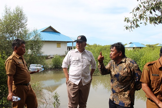 Kadis Pendidikan Provinsi Sumatera Utara Dr. H. Asren Nasution, M.A, saat meninjau SMK N 1 Medang Deras, dengan kondisi jalan masuk yang tidak layak. Sekolah ini akan direlokasi di wilayah SMA N 1 Medang Deras. Waspada/Ist