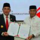 Edy Rahmayadi menyerahkan SK Plt Bupati Palas kepada drg Ahmad Zarnawi Pasaribu di Rumah Dinas Gubsu, Jalan Jenderal Sudirman Medan, Rabu (24/5). (Waspada/Ist)