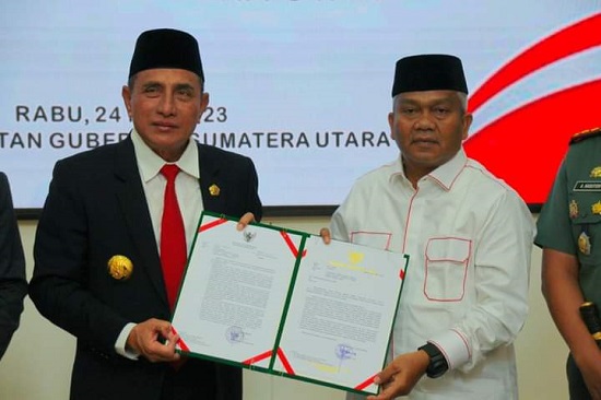 Edy Rahmayadi menyerahkan SK Plt Bupati Palas kepada drg Ahmad Zarnawi Pasaribu di Rumah Dinas Gubsu, Jalan Jenderal Sudirman Medan, Rabu (24/5). (Waspada/Ist)