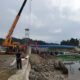 Tampak pekerja PT. Loeh Raya Perkasa sedang melaksanakan kegiatan tahap II Pelabuhan Penyeberangan Kolok Kota Batu Sinabang. Waspada/Rahmad.