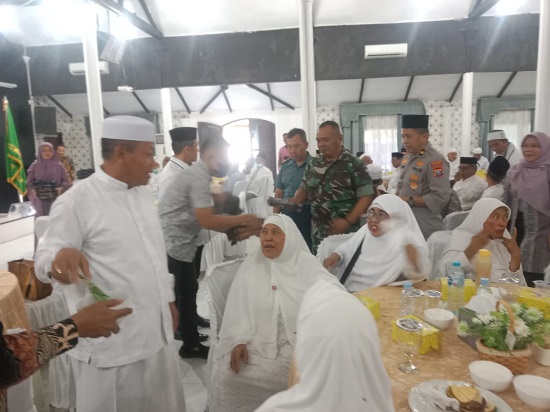 Wali Kota Tanjungbalai Waris Thalib mengupah-upah calon haji di pendopo rumah dinas kepala daerah Kamis (25/5). Waspada/Rahmad F Siregar