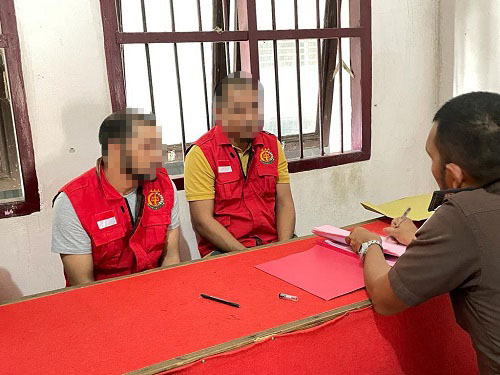MA Bin As dan Bkr Bin Bdl saat diperiksa di kantor Kejari Aceh Timur, Jumat pekan lalu. Waspada/Ist