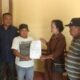 Sameria br Sinaga dan Sutrisno alias Trisno, saat berada di Polsek Raya Kahean untuk mediasi kasus pencurian 6 ekor anak anjing.(Waspada/ist).